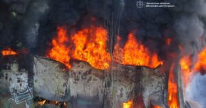 Запоріжжя під вогнем: Росія атакує керованими авіабомбами, є руйнування та постраждалі, включно з дитиною
