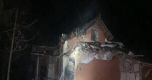 Жахлива атака на Запоріжжі: Росія знову сіє руйнування, двоє літніх людей постраждали!