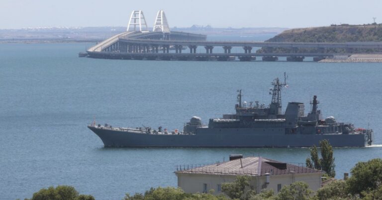 Атака БпЛА на Крим: Окупанти Перекривали Керченський Міст, Україна Зміцнює Оборону