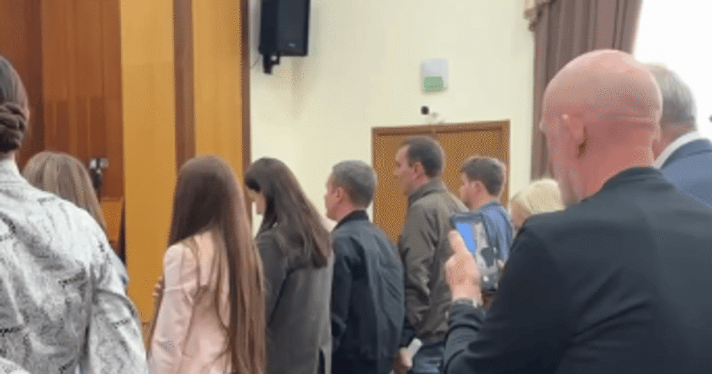 На Київщині депутат фотографував сідниці колег під час гімну: з’явилося відео На Київщині депутат фотографував сідниці колег під час гімну: з’явилося відео