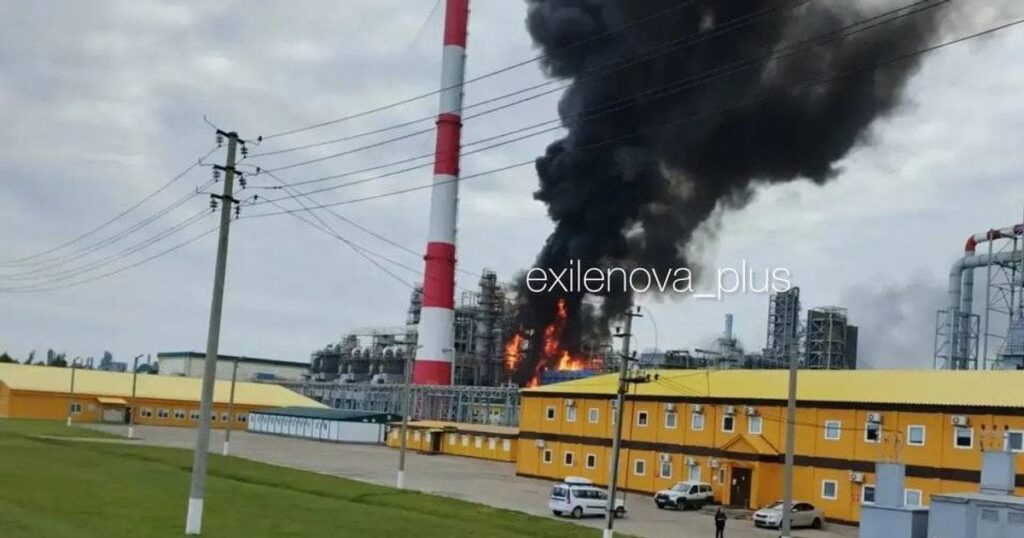 “Добрі” дрони розносять Татарстан, вибухи: під ударом нафтохімічний гігант Кремля, ППО промазує (фото, відео) “Добрі” дрони розносять Татарстан, вибухи: під ударом нафтохімічний гігант Кремля, ППО промазує (фото, відео)