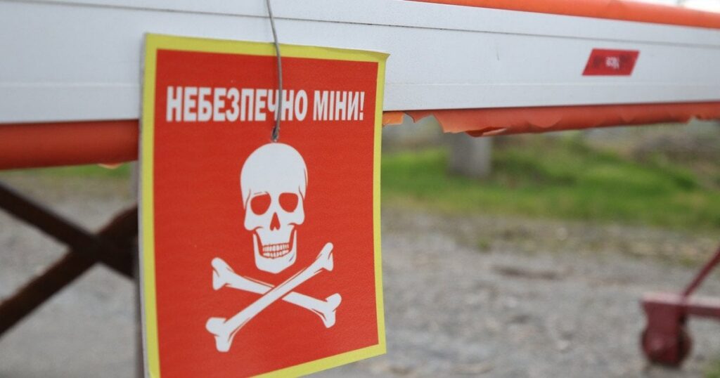 Вдруге за добу на одному маршруті: на Харківщині біля зупинки підірвалися люди, є загиблий Вдруге за добу на одному маршруті: на Харківщині біля зупинки підірвалися люди, є загиблий
