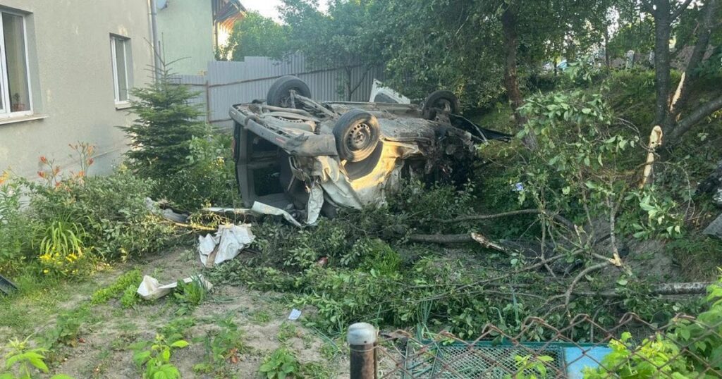 Хлопець жорстоко вбив матір, а потім на швидкості влаштував смертельну ДТП (фото, відео) Хлопець жорстоко вбив матір, а потім на швидкості влаштував смертельну ДТП (фото, відео)