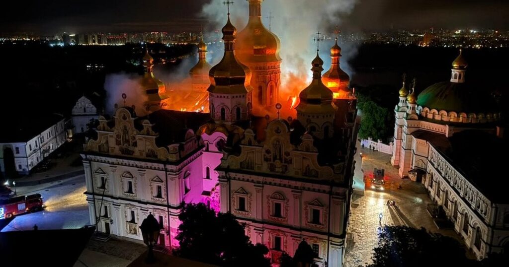 Після атаки РФ у Києво-Печерській лаврі терміново евакуювали святині: виносили стародавні ікони Після атаки РФ у Києво-Печерській лаврі терміново евакуювали святині: виносили стародавні ікони