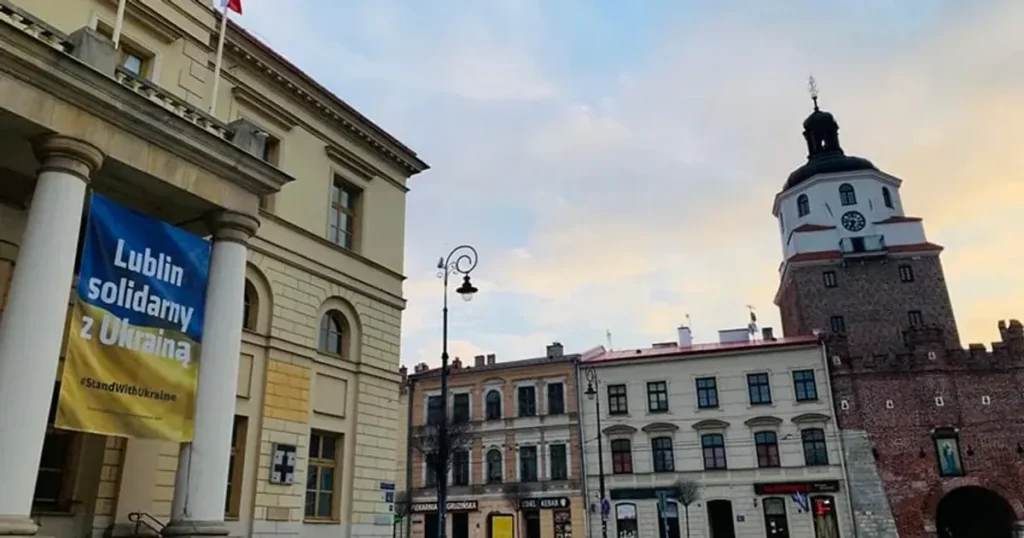 Прапор України в Любліні — чому його зняли з ратуші після рішення Зеленського про УПА — Світ Прапор України в Любліні — чому його зняли з ратуші після рішення Зеленського про УПА — Світ