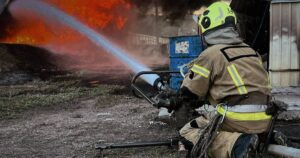 Подвійна Атака на Київщині: Рятувальники Понад Добу Боролися з Вогнем після Ворожих Ударів