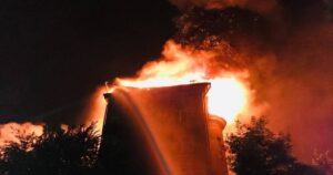 Запоріжжя під вогнем: російський удар по житловому кварталу, є постраждалі та пожежа