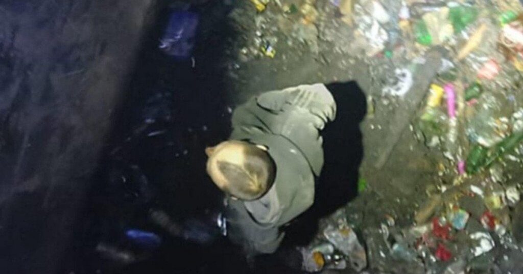 Чоловік впав у люк — у Чернівцях рятувальники витягли жителя після 5 днів під землею — Укрaїнa Чоловік впав у люк — у Чернівцях рятувальники витягли жителя після 5 днів під землею — Укрaїнa