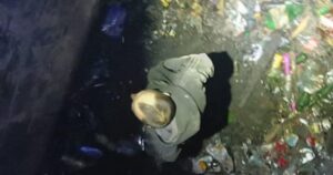 Чоловік впав у люк — у Чернівцях рятувальники витягли жителя після 5 днів під землею — Укрaїнa