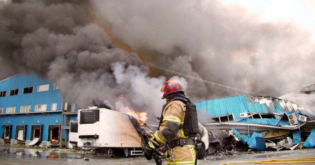 Росіяни обстріляли логістичні склади в обласному центрі України: наслідки удару шокують (відео) Росіяни обстріляли логістичні склади в обласному центрі України: наслідки удару шокують (відео)
