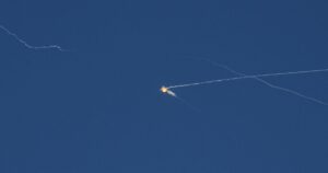 Росія випустила по Києву балістику: виникли пожежі, є постраждалі — наслідки атаки
