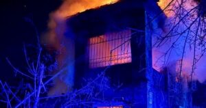 Атака на Дніпро 2 червня: зруйновано будинок, спалахнула пожежа — Укрaїнa