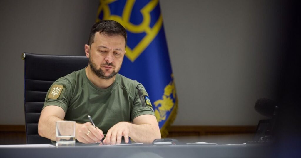 З'явилися укази про звільнення Сирського та призначення Драпатого: кого ще замінив президент З'явилися укази про звільнення Сирського та призначення Драпатого: кого ще замінив президент