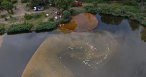 У Києві на озері Кирилівському четверту добу ліквідовують масштабний розлив нафти (фото)