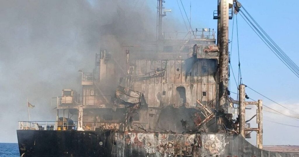 Росія вдарила по судну з зерном біля Одеси: загинули шестеро моряків, ще четверо зникли (фото) Росія вдарила по судну з зерном біля Одеси: загинули шестеро моряків, ще четверо зникли (фото)