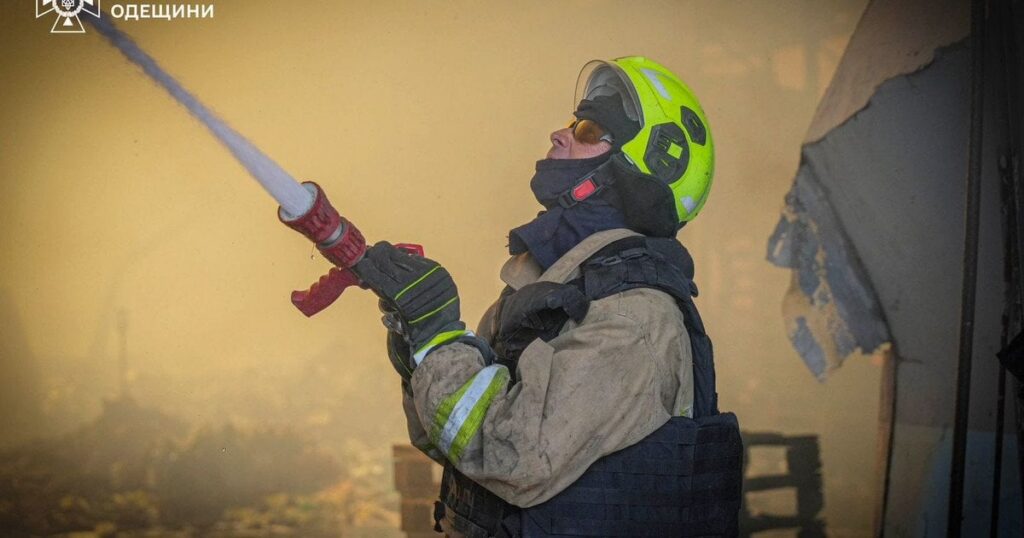 Росіяни вдарили по виробництву туалетного паперу на Одещині: є загиблі та поранені Росіяни вдарили по виробництву туалетного паперу на Одещині: є загиблі та поранені