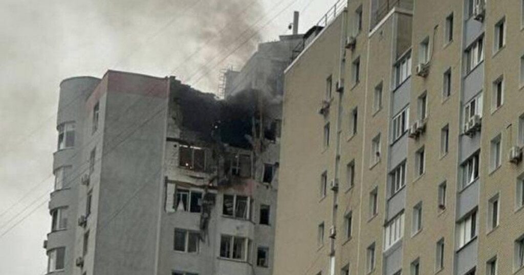 Атака РФ по Києву 8 липня — влучання в 25-поверхівку в Деснянському районі, що відомо — Київ Атака РФ по Києву 8 липня — влучання в 25-поверхівку в Деснянському районі, що відомо — Київ