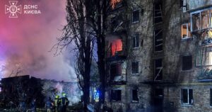 Київ під вогнем: балістичні ракети атакували житлові будинки, метро та спричинили жертви