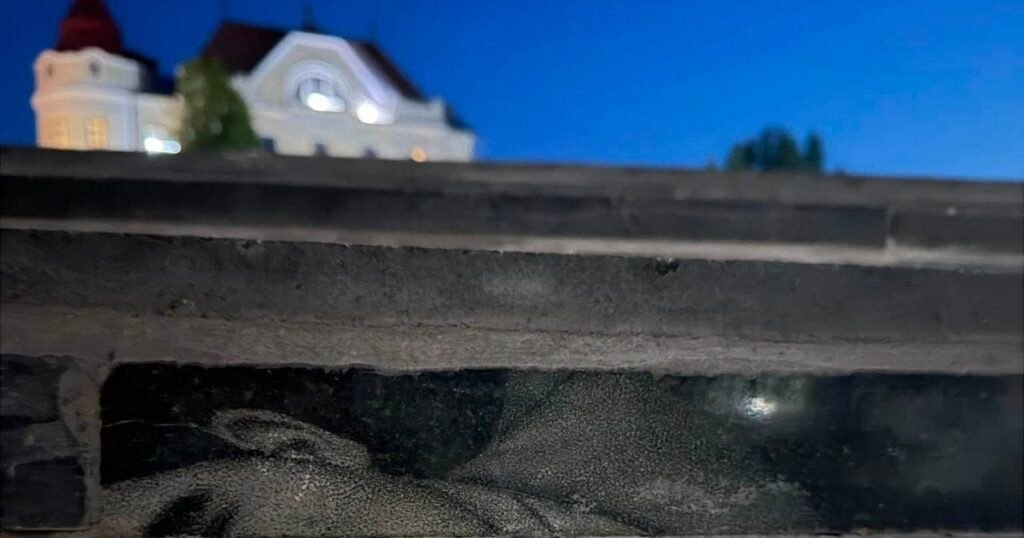 У Чернівцях на сходах біля філармонії виявили надгробні плити з зображеннями померлих У Чернівцях на сходах біля філармонії виявили надгробні плити з зображеннями померлих
