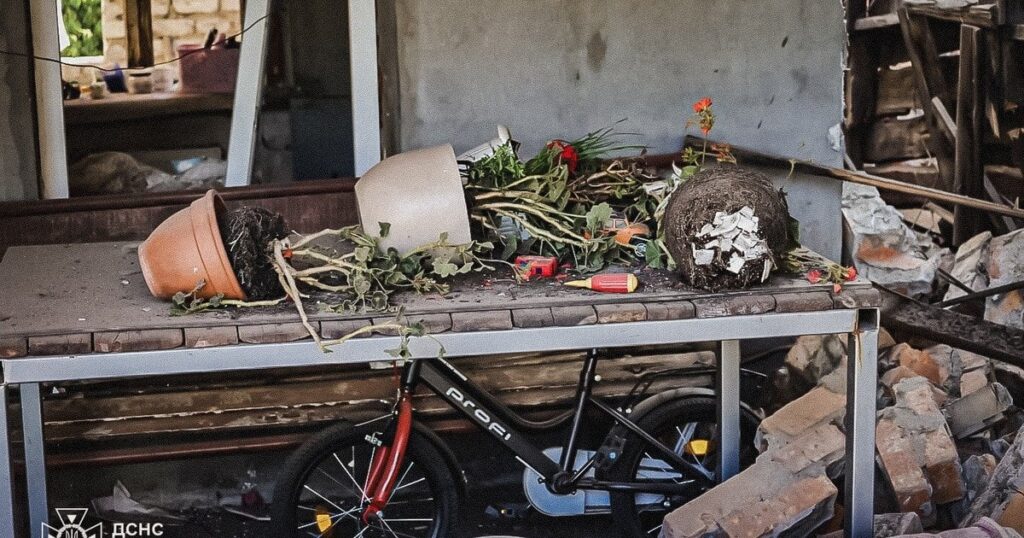 Росія вдарила авіабомбами по обласному центрі України: окупанти вбили дитину, багато поранених (відео) Росія вдарила авіабомбами по обласному центрі України: окупанти вбили дитину, багато поранених (відео)