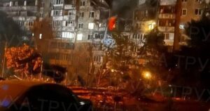 Перші наслідки ракетної атаки на Київ: у багатоповерхівці заблоковані люди, спалахнули пожежі