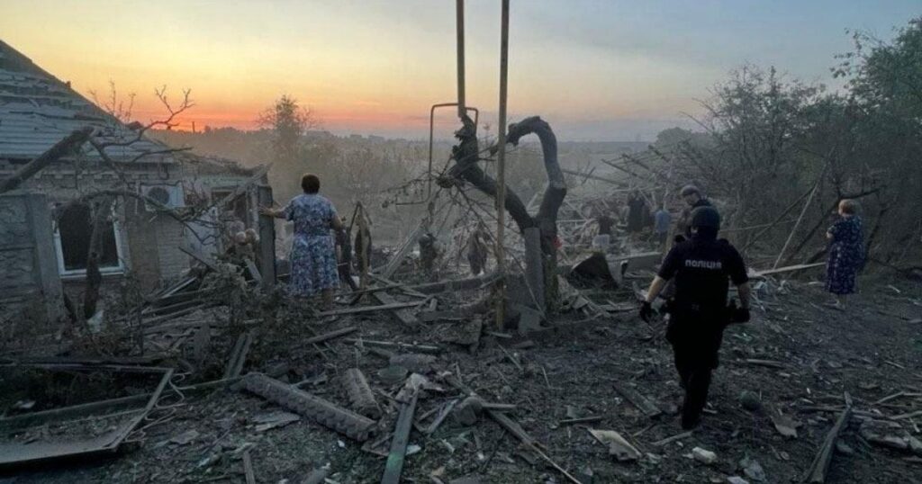 Росія атакувала Запоріжжя і Дніпро: є поранені, пошкоджені будинки та автівки (фото) Росія атакувала Запоріжжя і Дніпро: є поранені, пошкоджені будинки та автівки (фото)