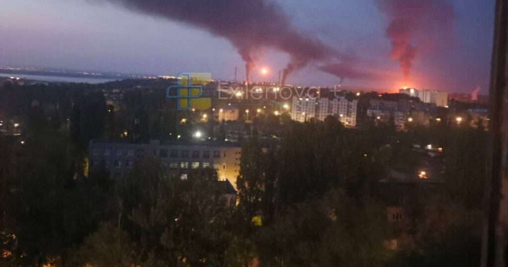 У Саратові після вибухів спалахнув НПЗ: у Мережі публікують відео пожежі — Світ У Саратові після вибухів спалахнув НПЗ: у Мережі публікують відео пожежі — Світ