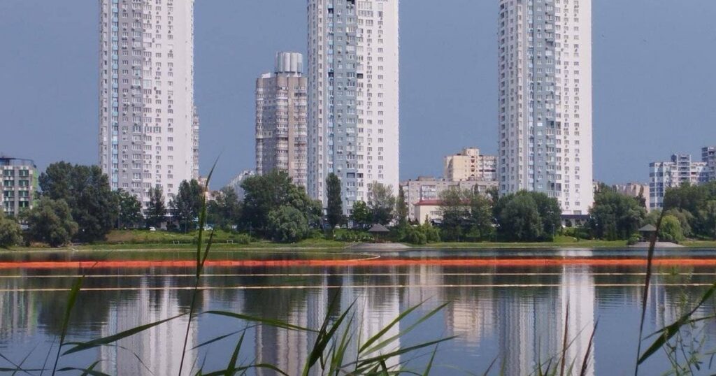 Масштабне забруднення Кирилівського озера в Києві після атаки РФ: що відомо — Київ Масштабне забруднення Кирилівського озера в Києві після атаки РФ: що відомо — Київ