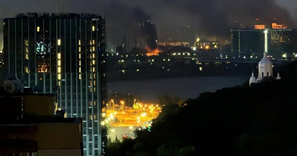 У Києві після ракетної атаки спалахнули пожежі у чотирьох житлових будинках Подільського району — Київ У Києві після ракетної атаки спалахнули пожежі у чотирьох житлових будинках Подільського району — Київ