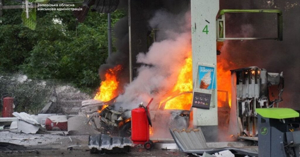 Росія вдарила по Запоріжжю дронами: після влучання в АЗС спалахнула велика пожежа Росія вдарила по Запоріжжю дронами: після влучання в АЗС спалахнула велика пожежа