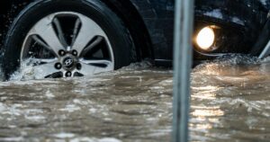 Цілі вулиці пішли під воду, а машини "пливуть" на дорогах: міста України накрив потоп через негоду (відео)