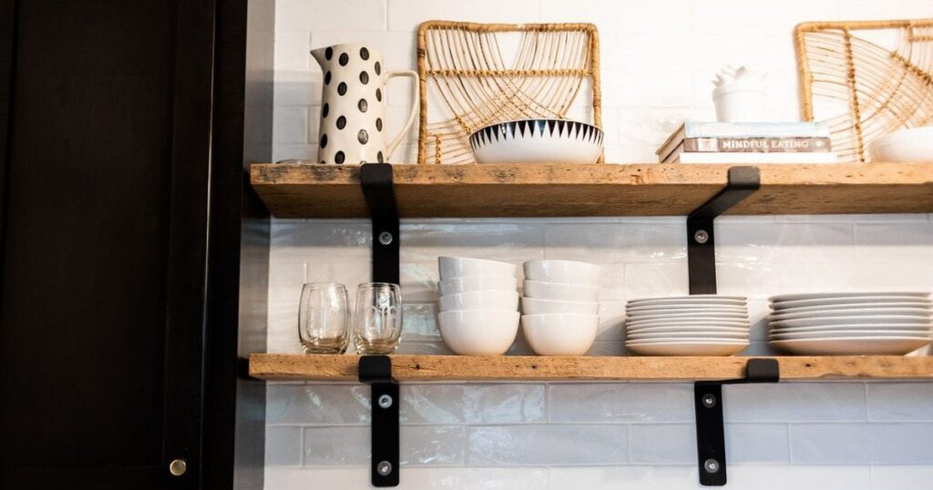 Все життя зберігали тарілки неправильно: одна порада експертів назавжди змінить вашу кухню Все життя зберігали тарілки неправильно: одна порада експертів назавжди змінить вашу кухню