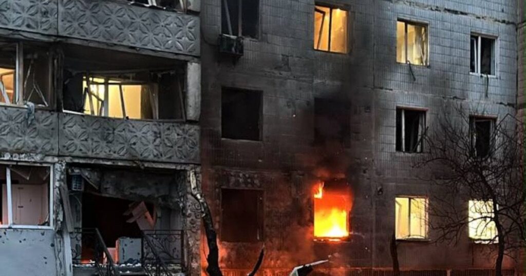 РФ вгатила по обласному центру, поранені діти: соцмережі пишуть про згорілий "Епіцентр" РФ вгатила по обласному центру, поранені діти: соцмережі пишуть про згорілий "Епіцентр"