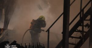 Росія втретє за тиждень атакувала Київ: гриміли вибухи, спалахнули пожежі, є поранені — усі деталі (фото)