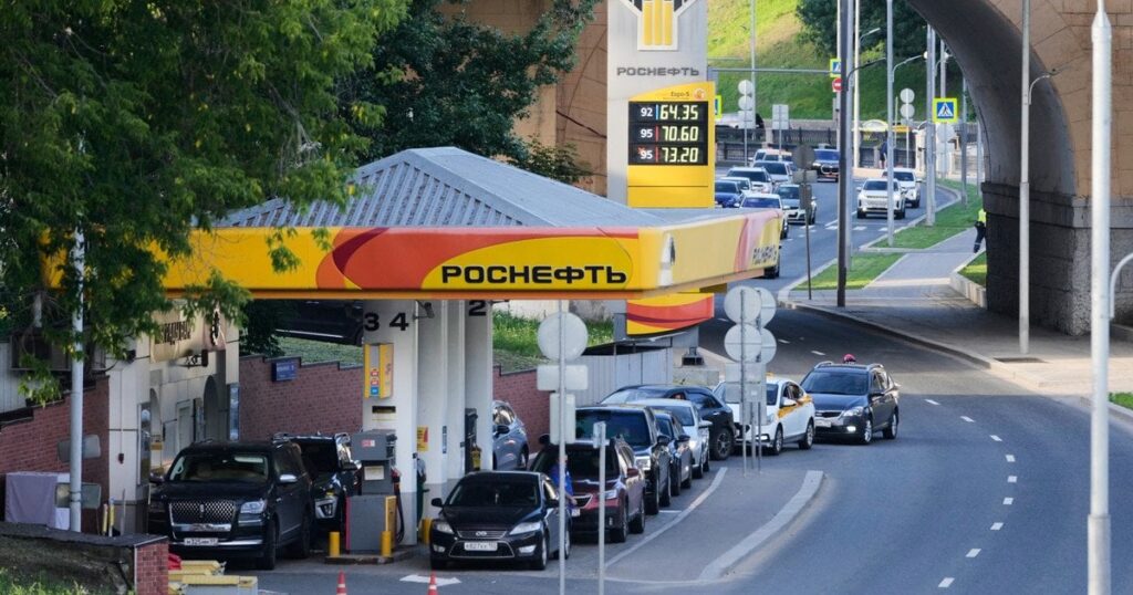 Бензиновий колапс перейшов на новий рівень: у РФ панічно продають заправки Бензиновий колапс перейшов на новий рівень: у РФ панічно продають заправки
