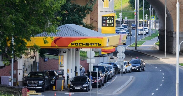 Бензиновий колапс в РФ: Чому російські АЗС масово продаються?