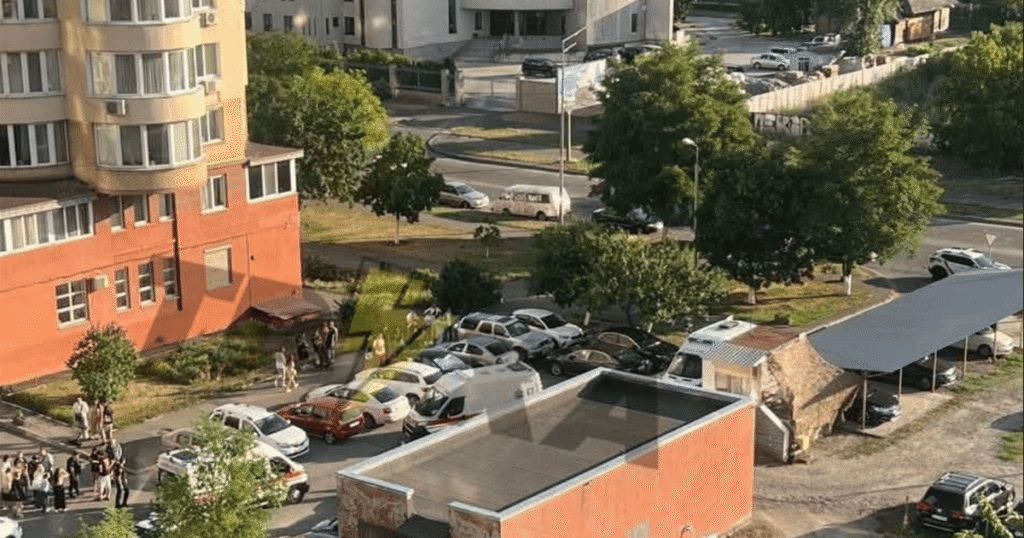 Різанина у Києві - 19-річний молодик поранив ножем трьох людей у Дніпровському районі — Київ