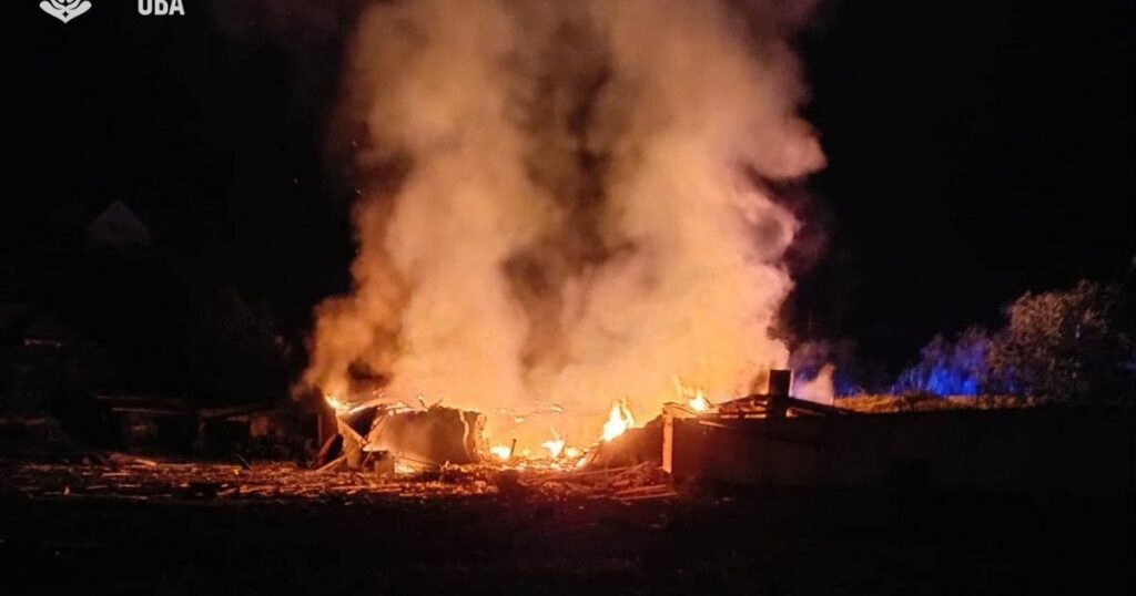 РФ потужно вдарила по одній з областей: ракети і дрони пошкодили будинки, є постраждалі (фото)