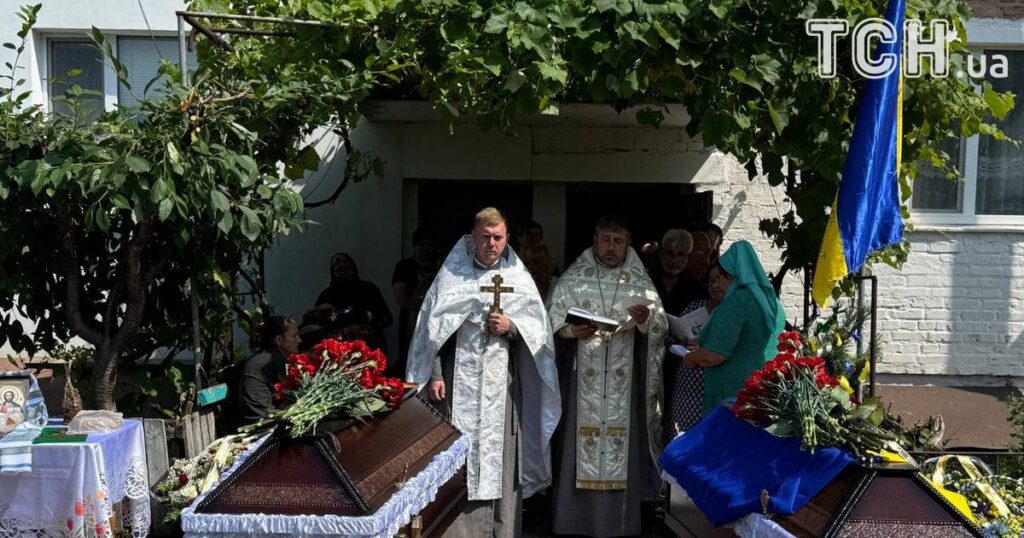 Резонансне вбивство Мосейчуків: у рідному селі проводжають братів в останню путь (фото, відео) Резонансне вбивство Мосейчуків: у рідному селі проводжають братів в останню путь (фото, відео)