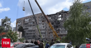 Багато загиблих, страшні вибухи та шок: що відбувається на місці влучання РФ по будинку в Києві (фото, відео)