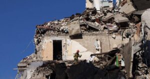 «Частину будинку знесло»: під завалами у Києві шукають 15–річну дівчинку та її родину (відео)
