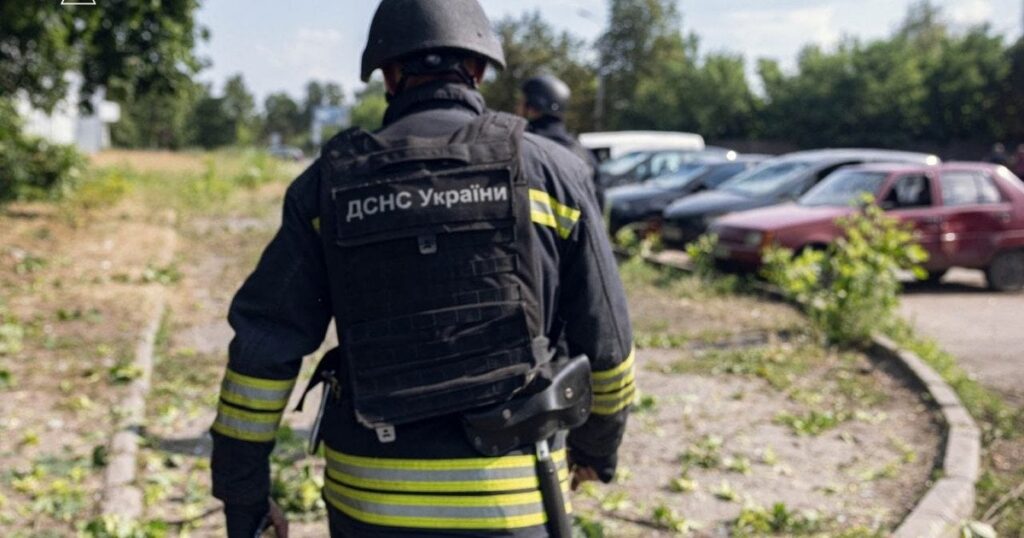 Росіяни скинули авіабомбу на школу в обласному центрі України: поранені діти та вихователі (фото, відео) Росіяни скинули авіабомбу на школу в обласному центрі України: поранені діти та вихователі (фото, відео)