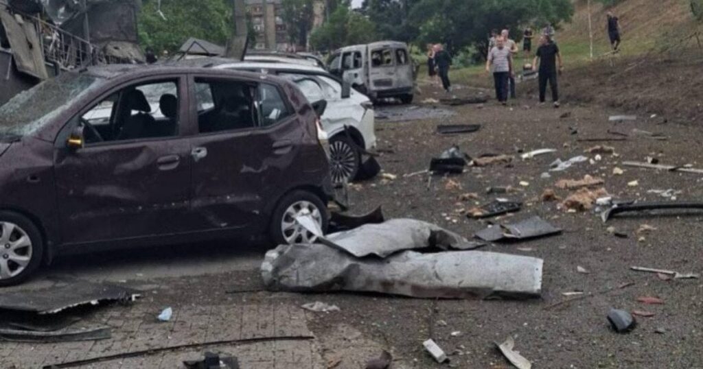 РФ атакувала великий обласний центр: авіабомба влучила біля торговельного центру РФ атакувала великий обласний центр: авіабомба влучила біля торговельного центру
