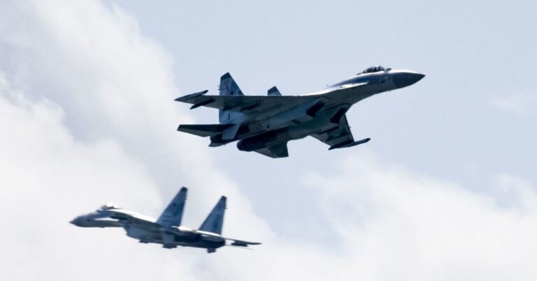 Два російські винищувачі Су-35С зіткнулися в небі над Курщиною: деталі інциденту