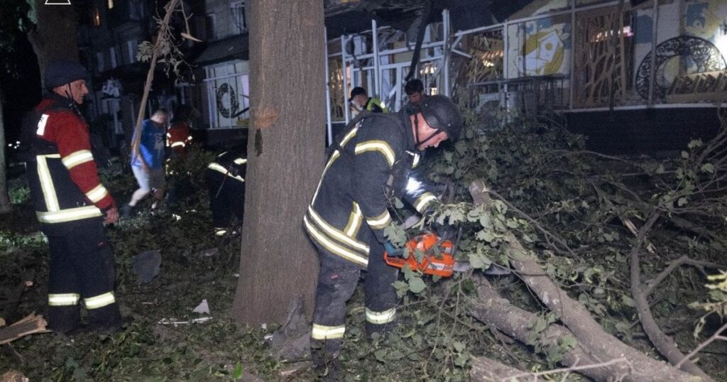 У Сумах після удару РФ рятувальники врятували п'ятьох людей із пошкоджених квартир — Укрaїнa У Сумах після удару РФ рятувальники врятували п'ятьох людей із пошкоджених квартир — Укрaїнa