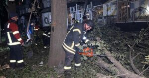 У Сумах після удару РФ рятувальники врятували п'ятьох людей із пошкоджених квартир — Укрaїнa
