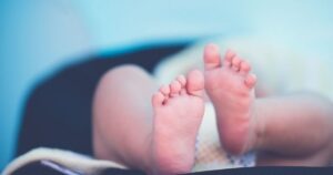 Новини Дніпра сьогодні - мати заморила немовля голодом — Укрaїнa