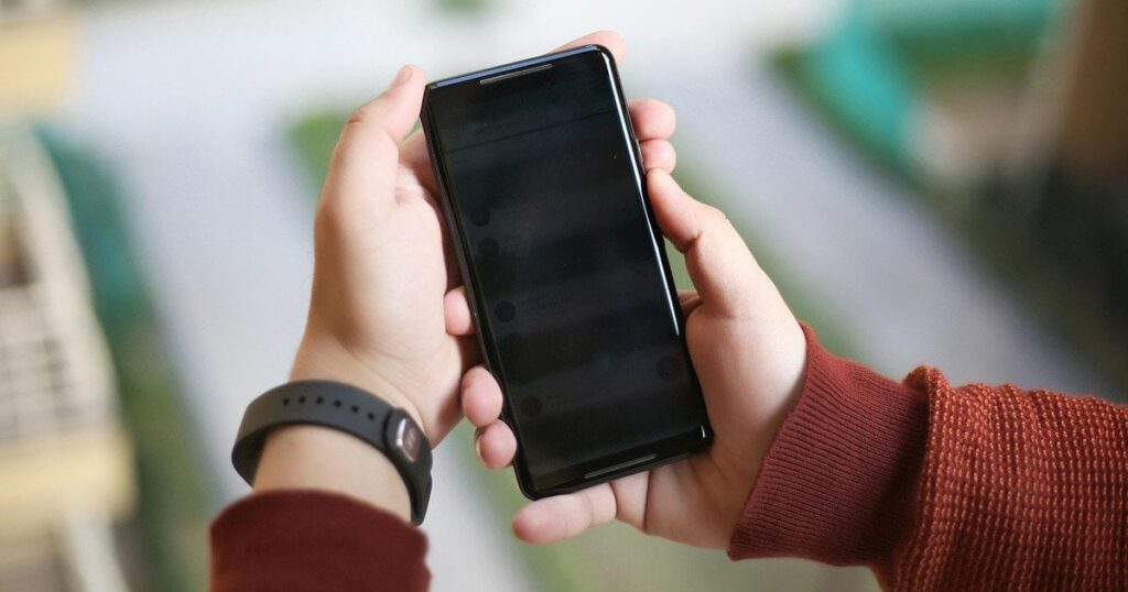 Чи можуть працівники ТЦК вимагати показати телефон: права українців і винятки
