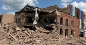 Росія зруйнувала Почесне консульство Латвії у Слов'янську – жорстка реакція президента Рінкевичса — Укрaїнa