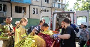 "Справжнє диво": у Києві з-під завалів розбитого вщент будинку врятували 7 людей (відео)